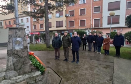 Acto de izado de bandera este viernes en Huesca.
S. E.